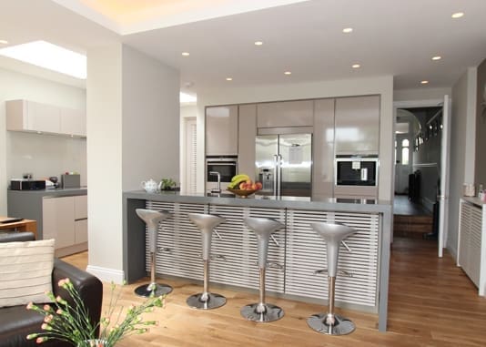 Kitchen island with Pillar | MHK Kitchen Experts