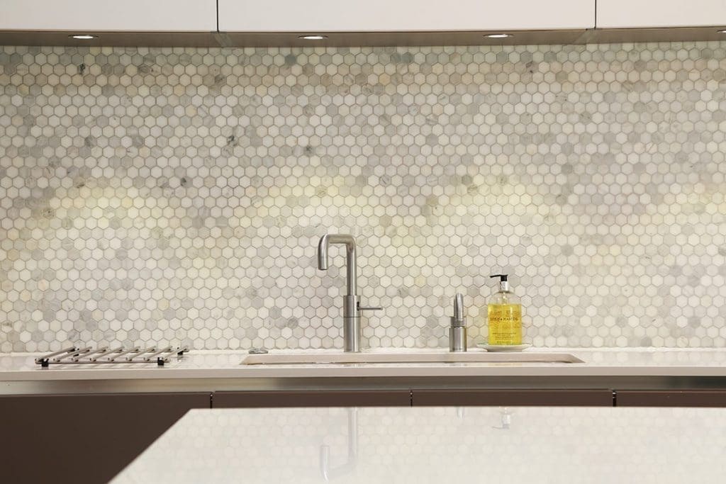 https://b2378936.smushcdn.com/2378936/wp-content/uploads/2022/12/Mosaic-kitchen-splashback-1024x683.jpg?lossy=2&strip=1&webp=1