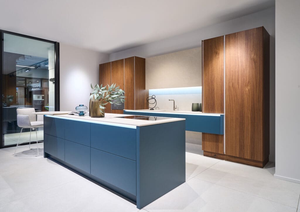 Kueche 31A Av6023 Gl Nussbaum Elegant Av6000 Gl Ncs S7010 B10G1700X1200 | MHK Kitchen Experts